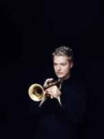 Review: Trumpeter Botti and his band create a mood at Lied