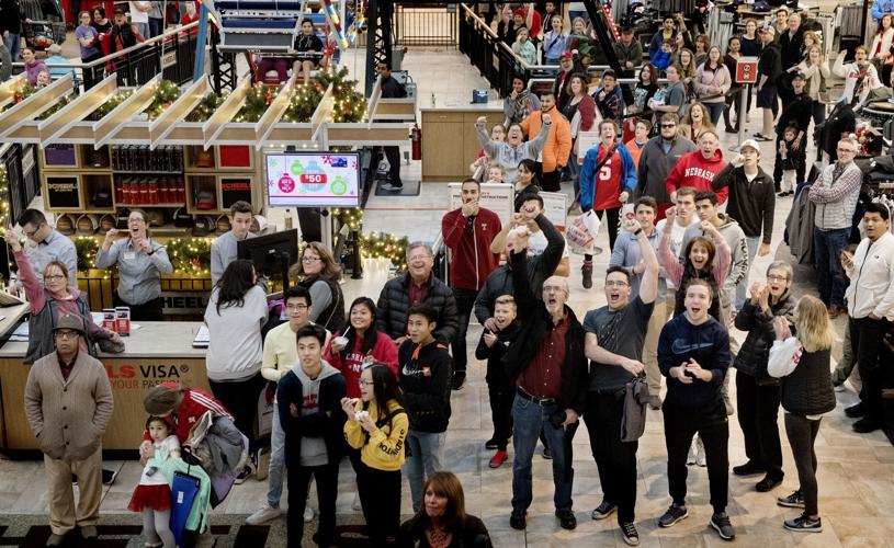 Thin Black Friday crowds mark U.S. holiday shopping kickoff