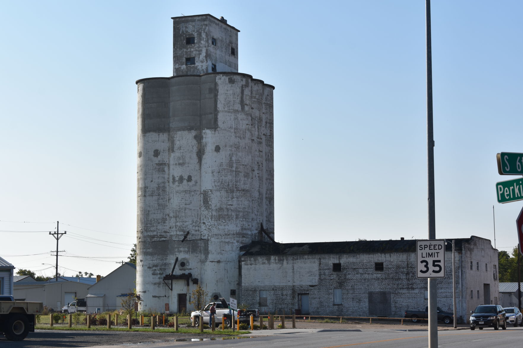 Grain elevator along U.S. 77 in Beatrice to be demolished