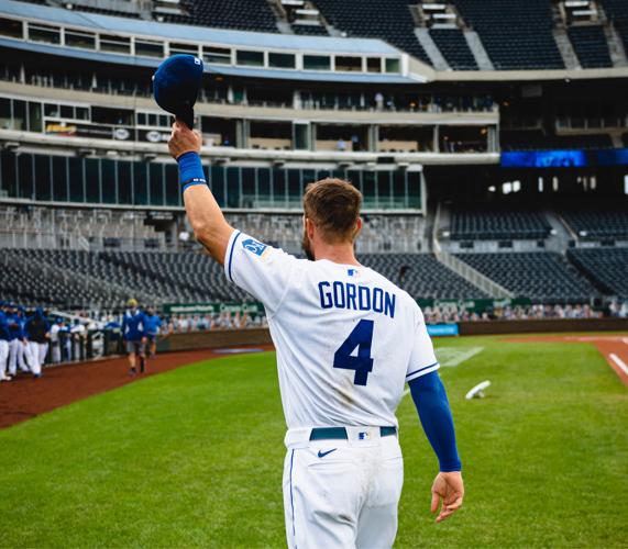 Alex Gordon throws first pitch from left field