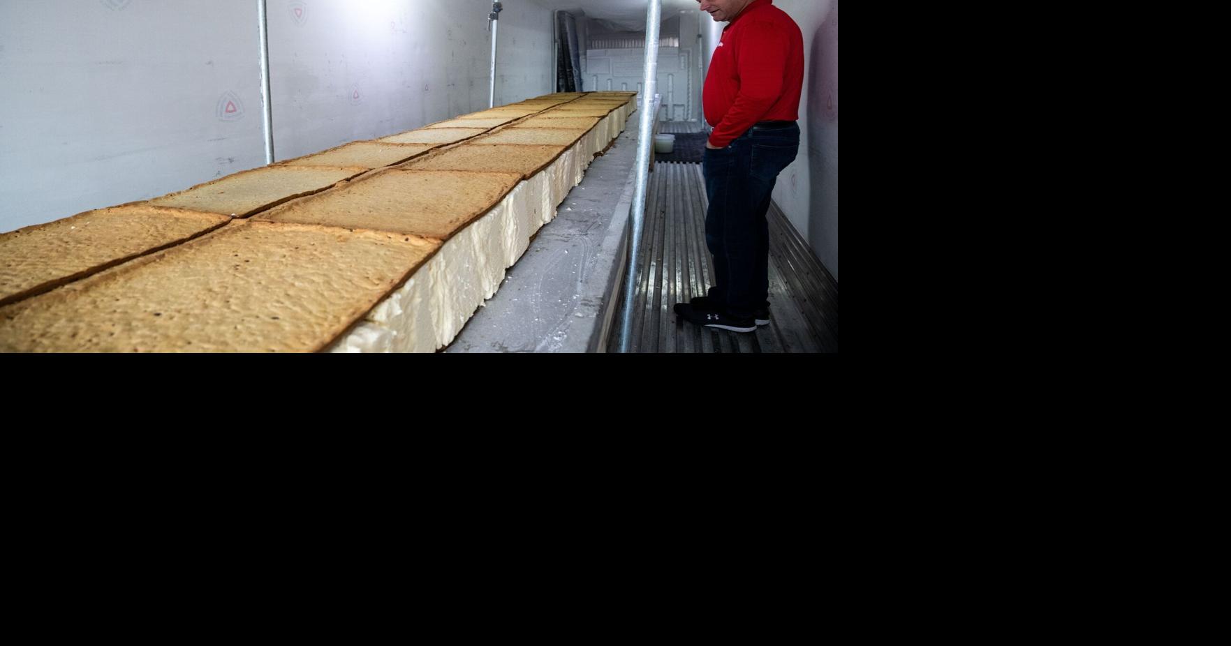 HyVee in Plattsmouth sets record for largest ice cream sandwich