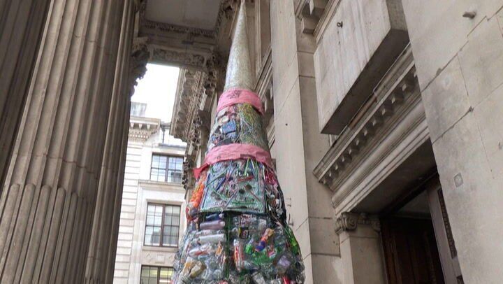 Christmas tree made of garbage unveiled in London->すべての結果