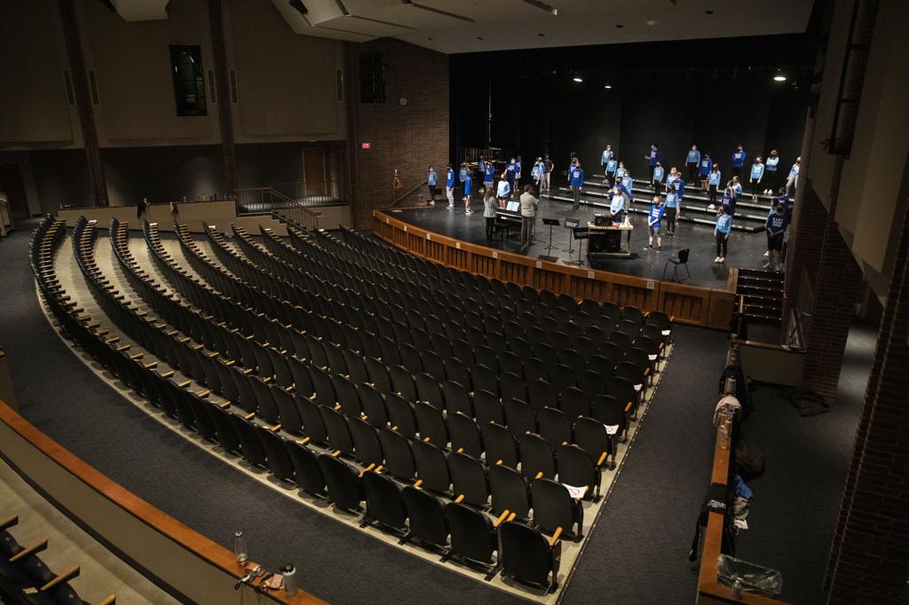 Lincoln Show Choir Students Persevere Despite Pandemic Entertainment Journalstar Com
