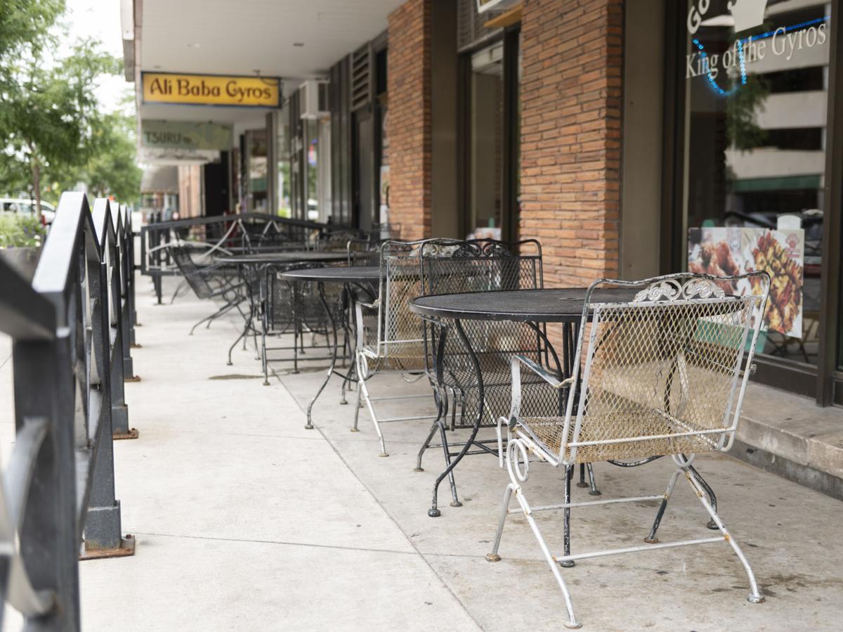Sidewalk cafe, 07.25