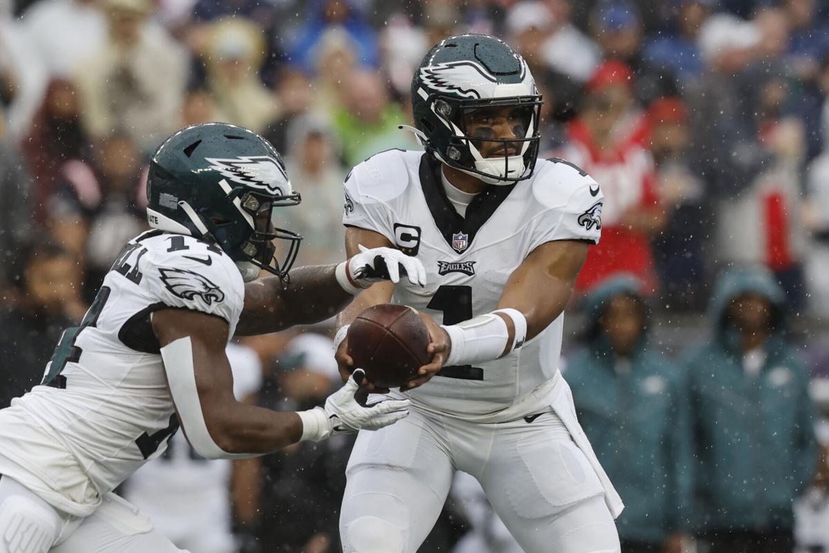 Fans cheer first glimpse of Super Bowl champ Eagles at Linc practice