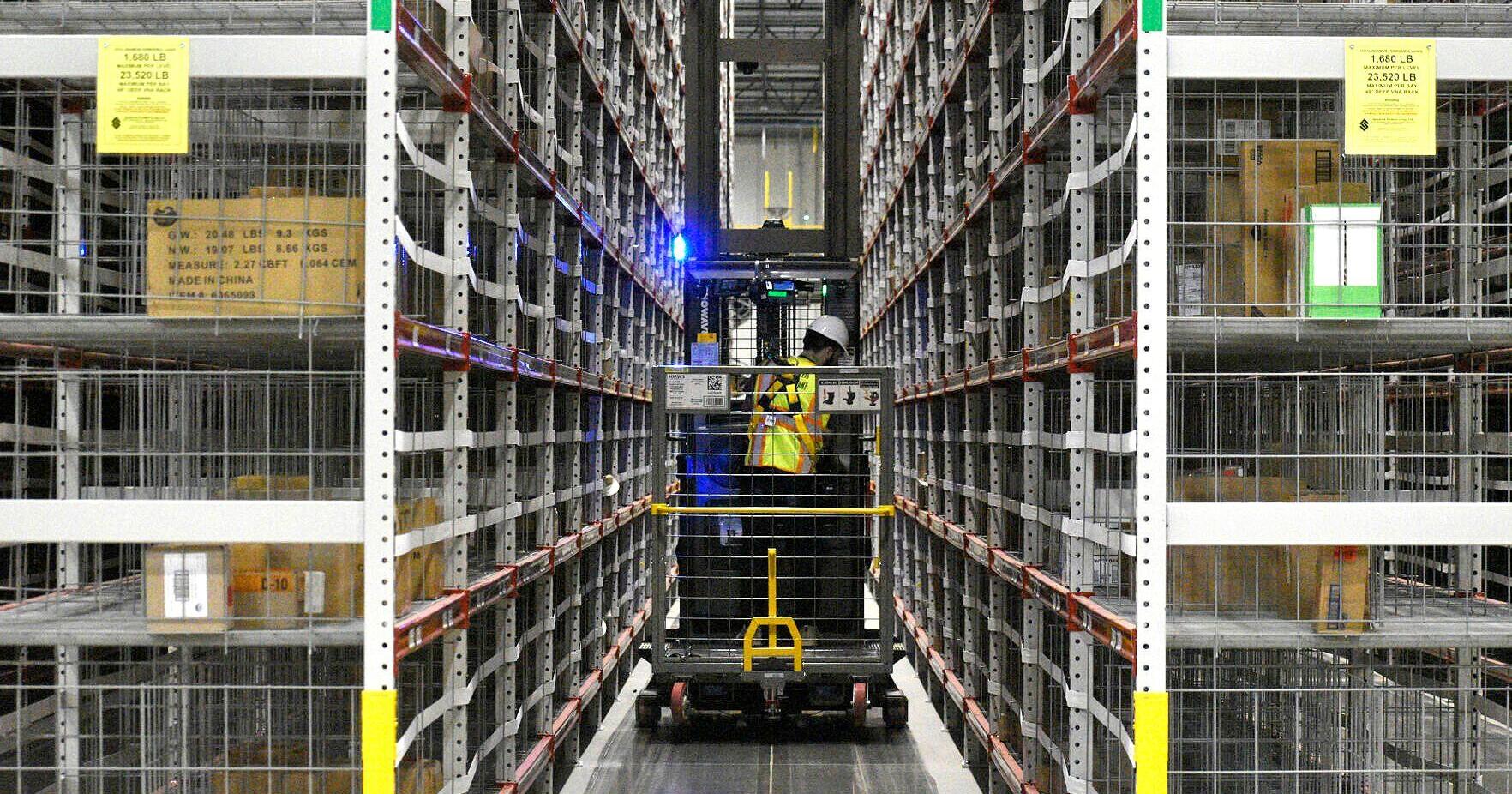 Officials tour 1.11M square-foot Amazon warehouse in Kenosha - Vimarsana News