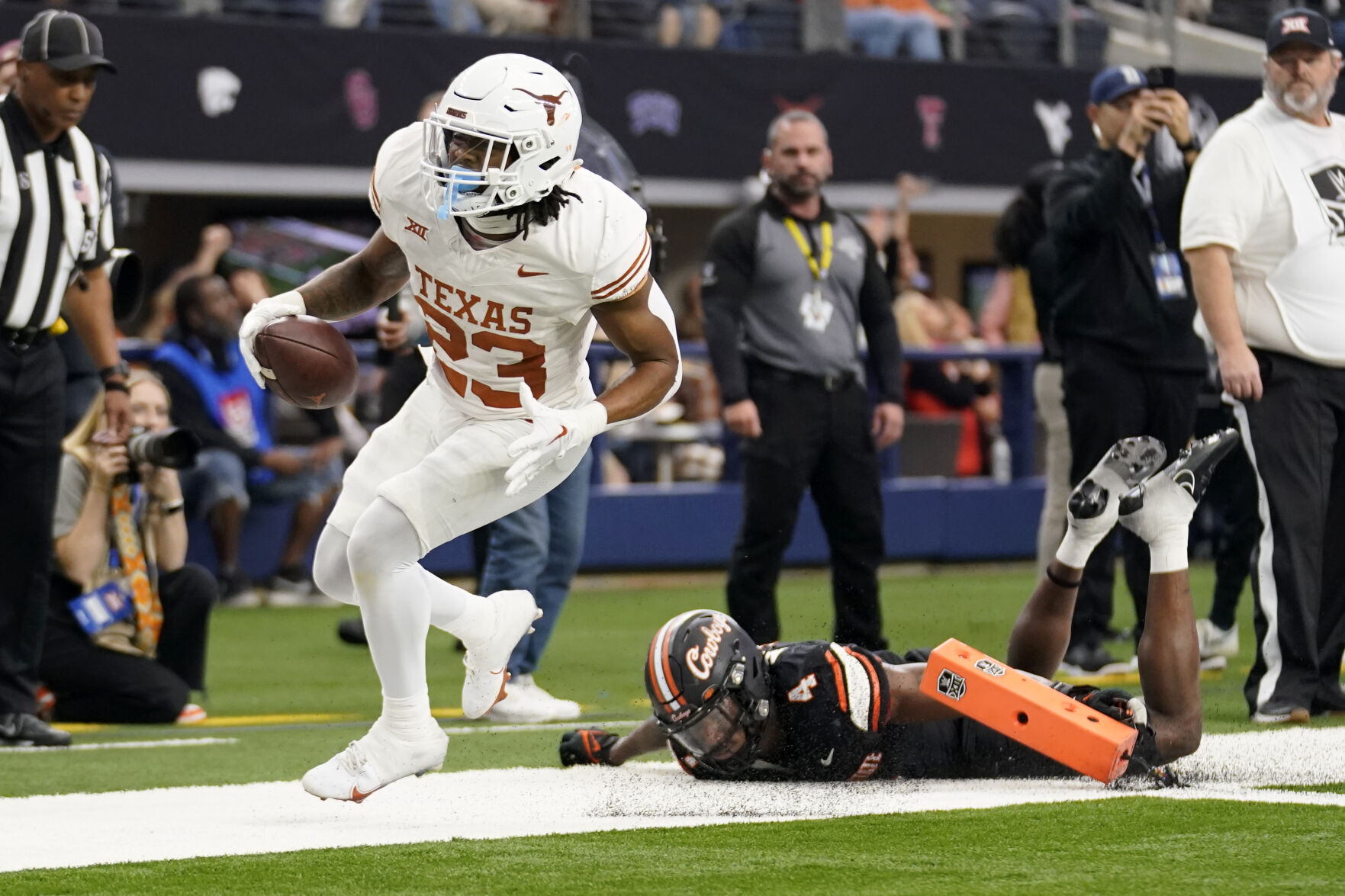 No. 7 Texas bids farewell to Big 12 with alt game rout