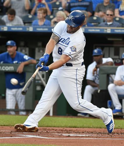 Milwaukee Brewers get Mike Moustakas from Kansas City Royals