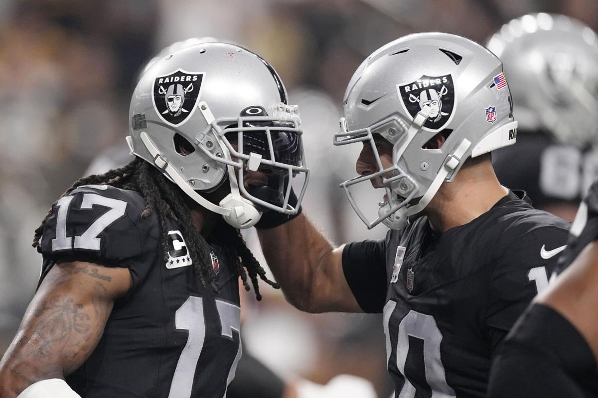 Photograph : Raiders Take On Steelers 