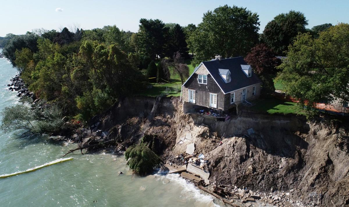 Somers Home Teetering On Lake Michigan Bluff To Be Razed Local News Journaltimes Com