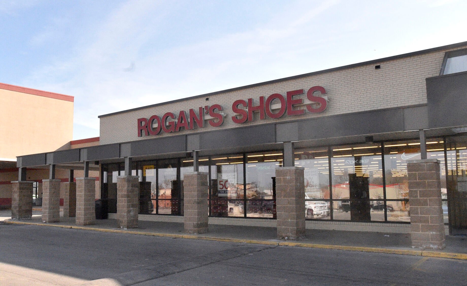 Shoe carnival closing store stores