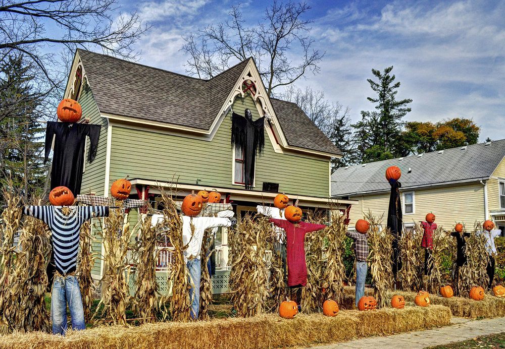 10 Halloween Decorations For The Scariest House On The Block