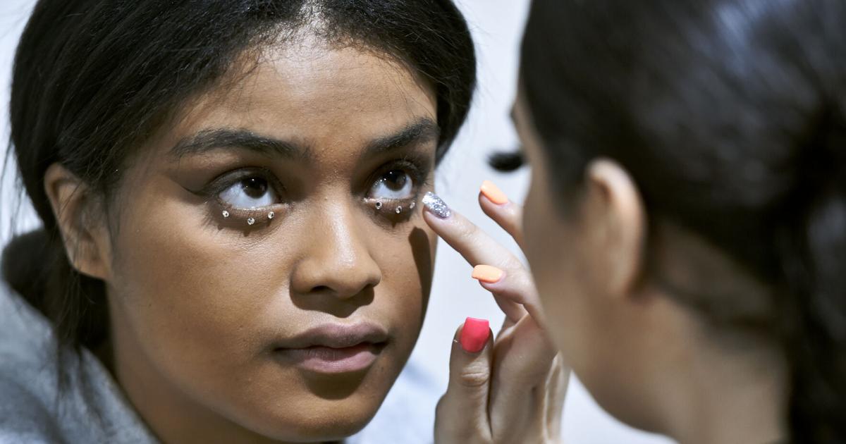 15 girls get free makeup before prom Saturday morning in Racine | Local News