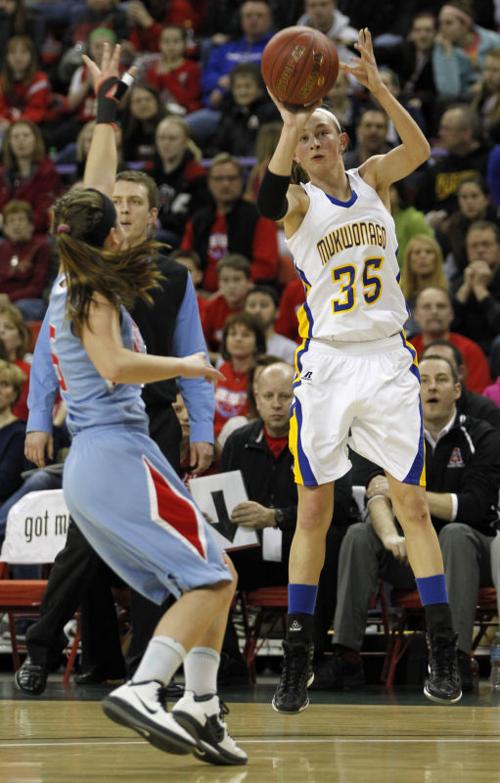 Wiaa Div 1 Girls Basketball Uwgb Fans Get Glimpse Of Future In