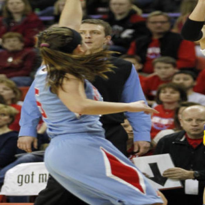 Wiaa Div 1 Girls Basketball Uwgb Fans Get Glimpse Of Future In