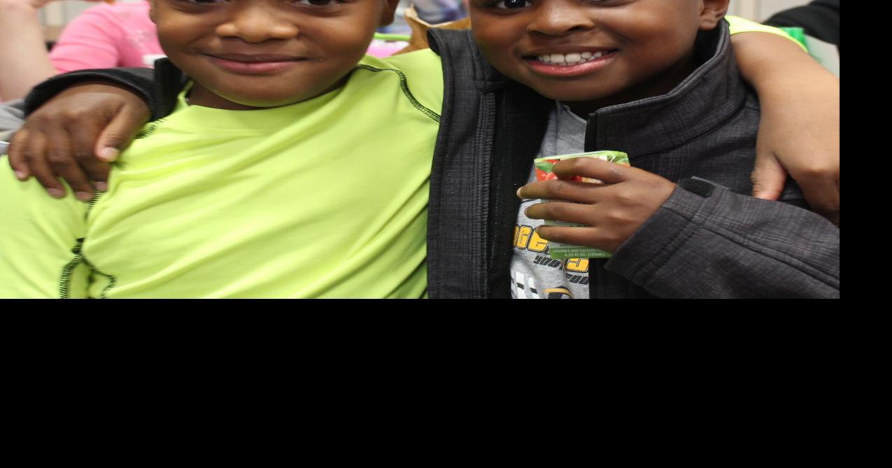 Jefferson Lighthouse Elementary students mix it up at lunch