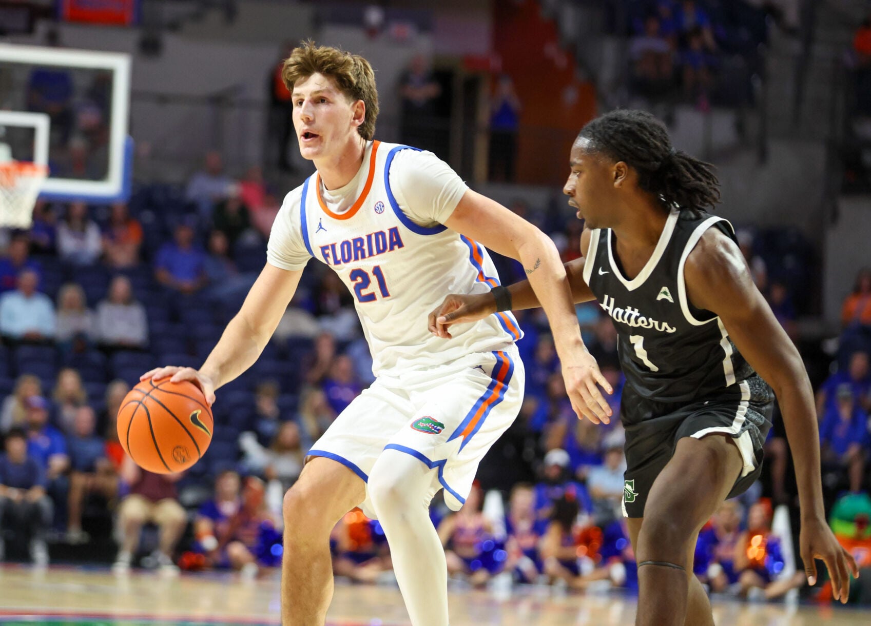 Florida Alex Condon (21) gets pressure from Stetson Jean-Ernest Boyomo ...