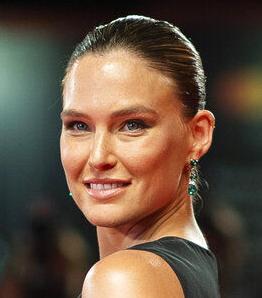 Bar Refaeli fecha acordo com autoridades de Israel para não ser presa Bar Refaeli fecha acordo com autoridades de Israel para não ser presa