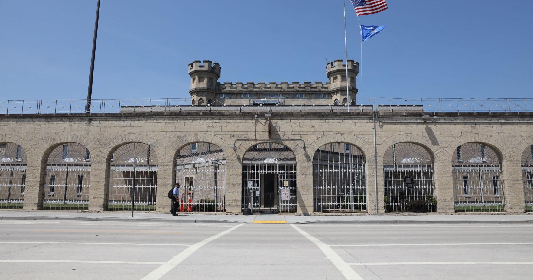Waupun prison warden Randall Hepp retires amid probe - Vimarsana News