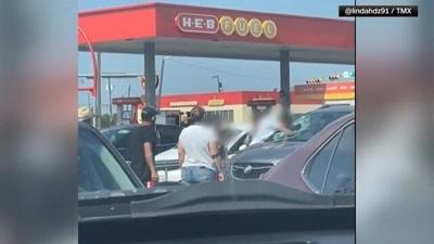 Father breaks windshield to rescue baby accidentally locked in hot car ...