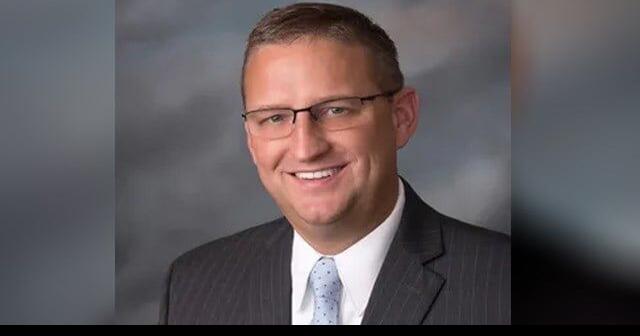 Gerente de banco preso após roubar milhões do banco para investir em pirâmide de criptomoedas