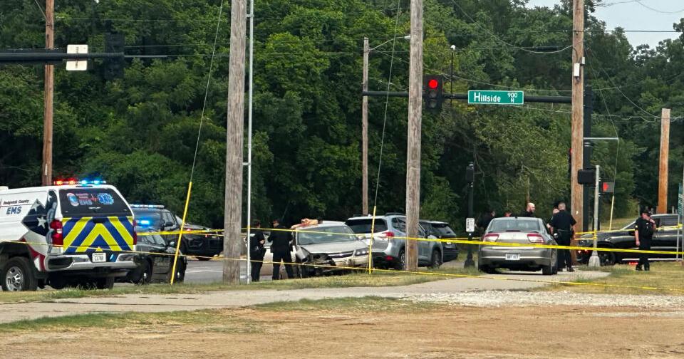 Teens injured in east Wichita crash while driving to hospital after being shot, police say