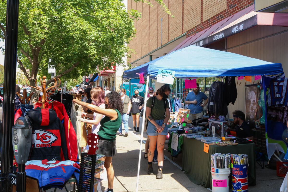 Local shops occupy Mass Street sidewalks for annual sale event | Arts &  Culture | kansan.com