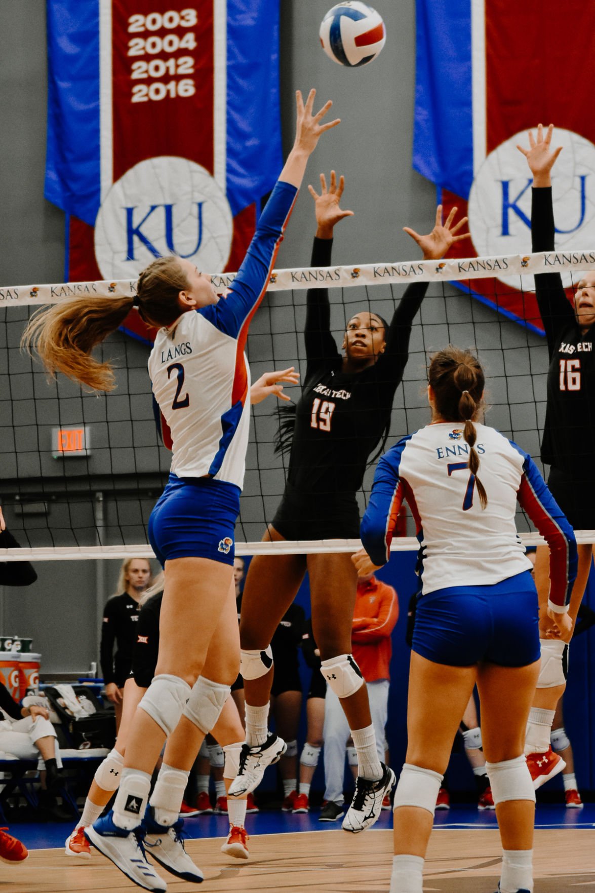 Front row presence powers Kansas volleyball in 3-0 victory over Texas ...