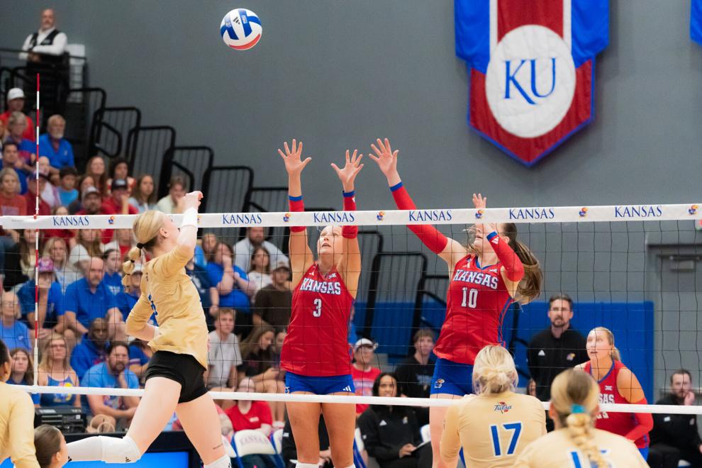 Kansas volleyball sweeps Tulsa to go 2-0 at Kansas Invitational