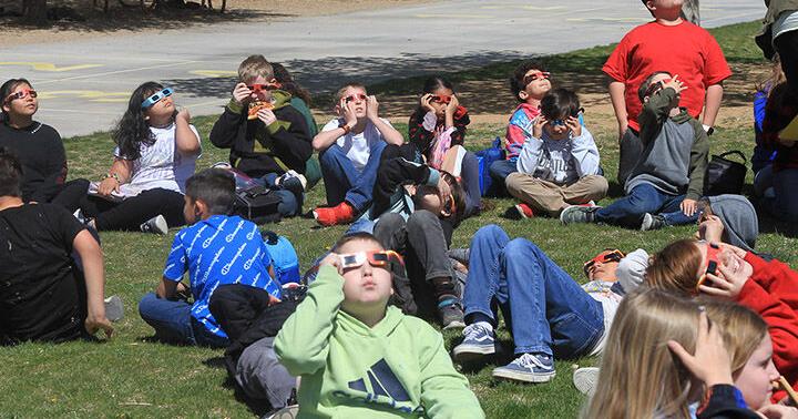 Kingman students catch the eclipse - Vimarsana News