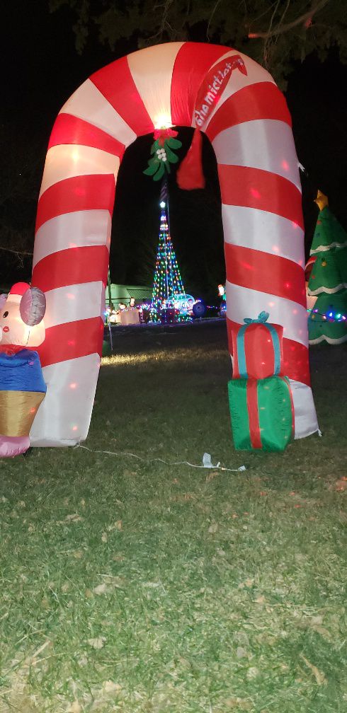 Gibbon man sets up 100 holiday inflatables for half-acre Christmas display