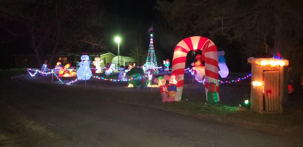 Gibbon man sets up 100 holiday inflatables for half-acre Christmas display