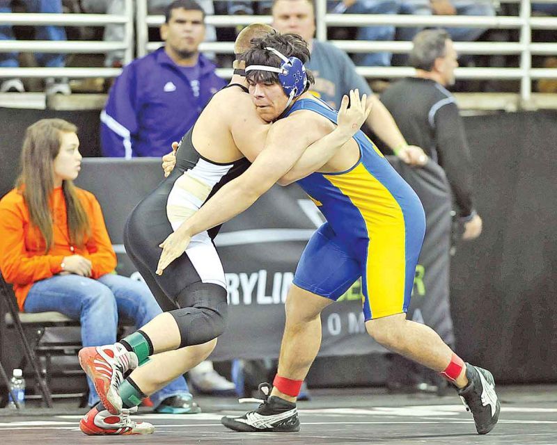 Kearney High fires out to quick start at state wrestling tourney