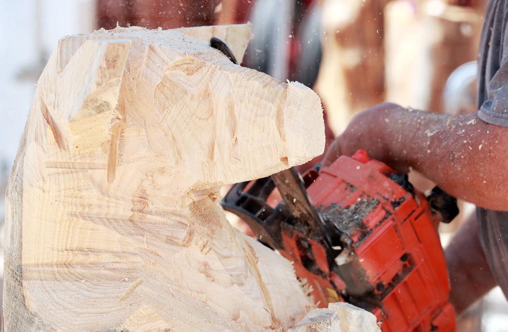 Nick Jensen Carves Logs With Chainsaws At Nebraska State Fair