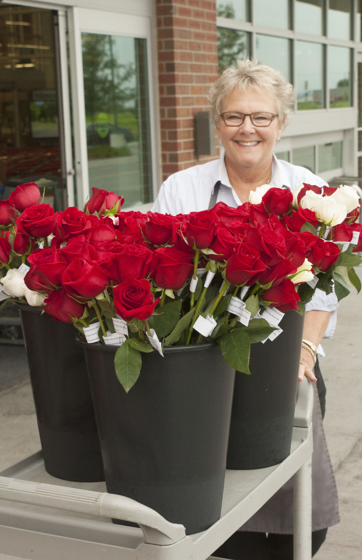 Hy Vee Floral Team Delivers 1 200 Roses To Hospital Patients