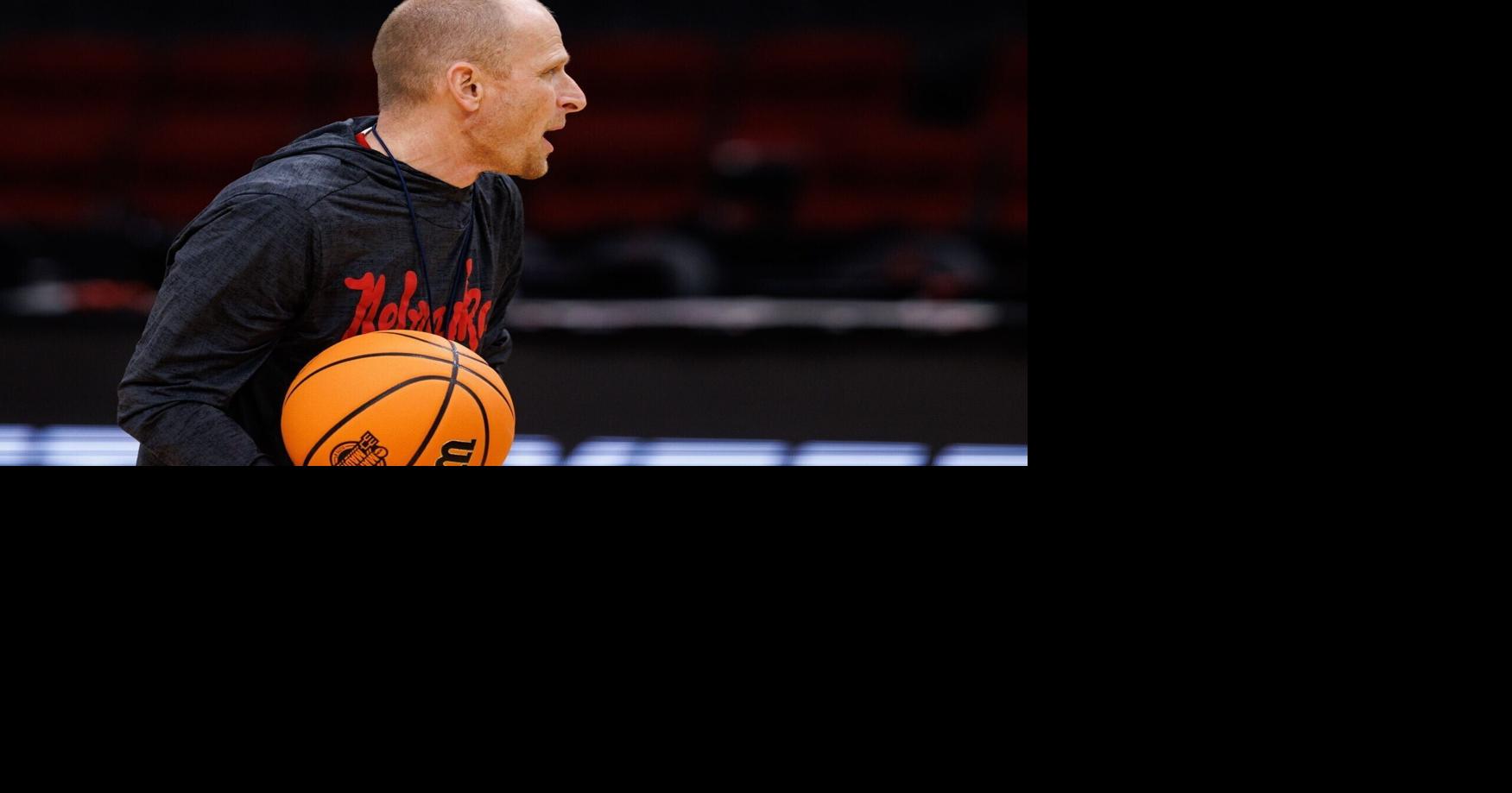 Longtime Hoiberg, Nebraska basketball assistant coach promoted in contract extension