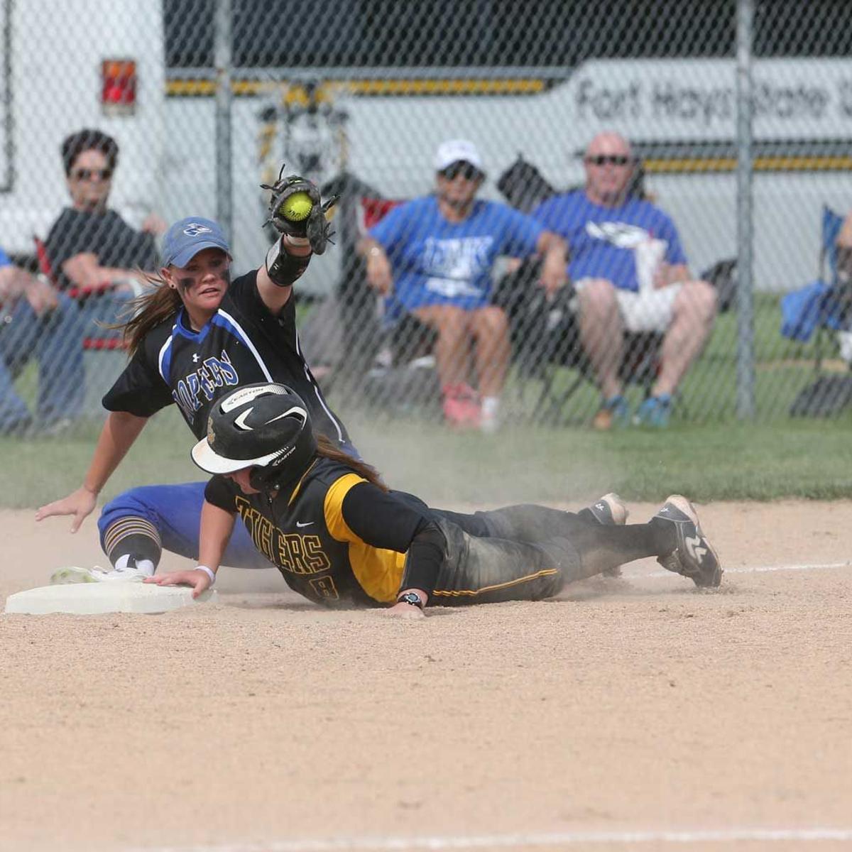 Tigers Sweep Eliminates Unk S Tourney Hopes Area Sports Kearneyhub Com