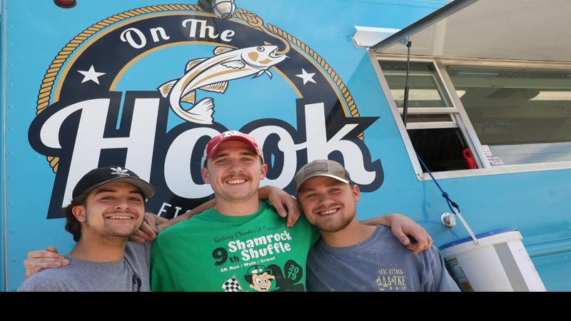 Video Traveling On The Hook Fish And Chips Food Truck Brings Alaskan Fish To Nebraskan Diners Video Kearneyhub Com