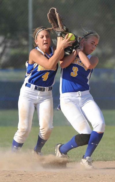 Kearney High softball splits its double dual | Area Sports | kearneyhub.com