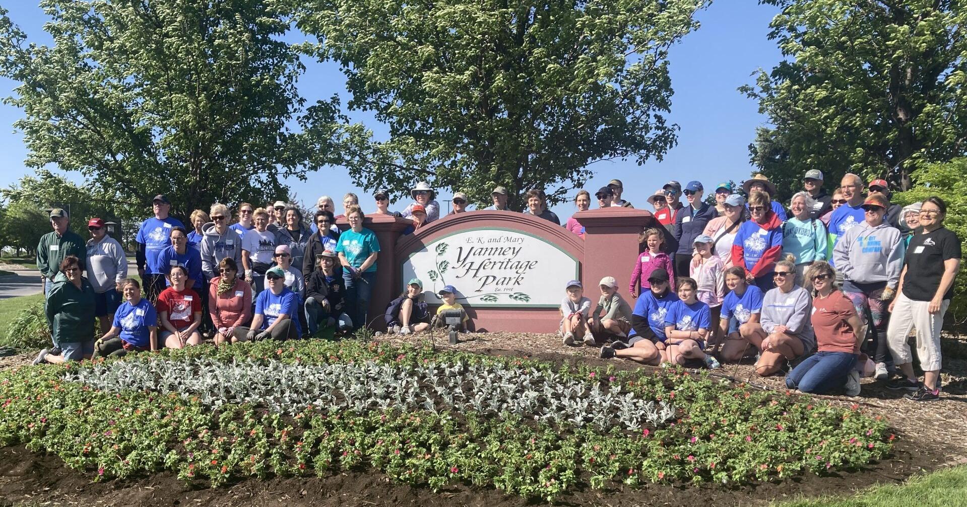 More than 50 volunteers plant 6,000 flowers in two hours - Vimarsana News