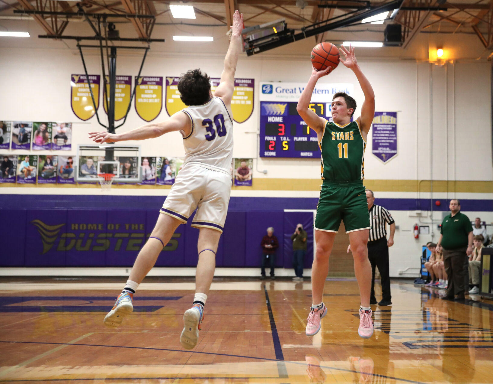 kearneycatholicboysbasketballholdrege