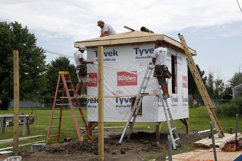 Volunteers build Kearney veteran chicken coop after he made masks for