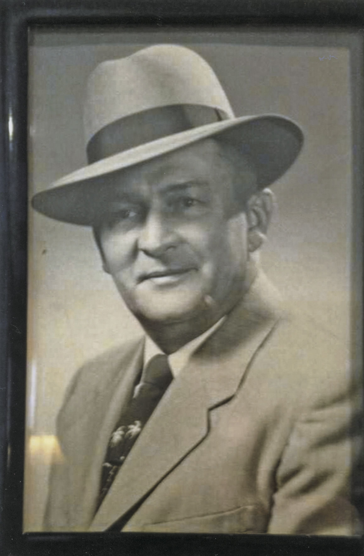 Memories flow as five generations dedicate flagpole to patriarch Warren