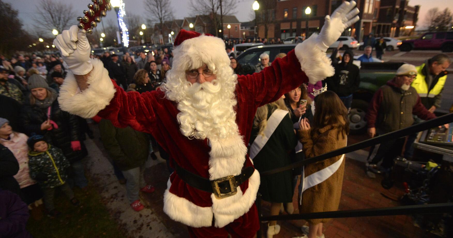 Thousands descend upon Downtown Kenosha for annual Christmas tree lighting, special holiday kickoff