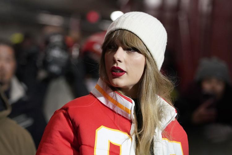 Taylor Swift's Sporty Style Is Worth Stealing, On Super Bowl Sunday and  Beyond - WSJ