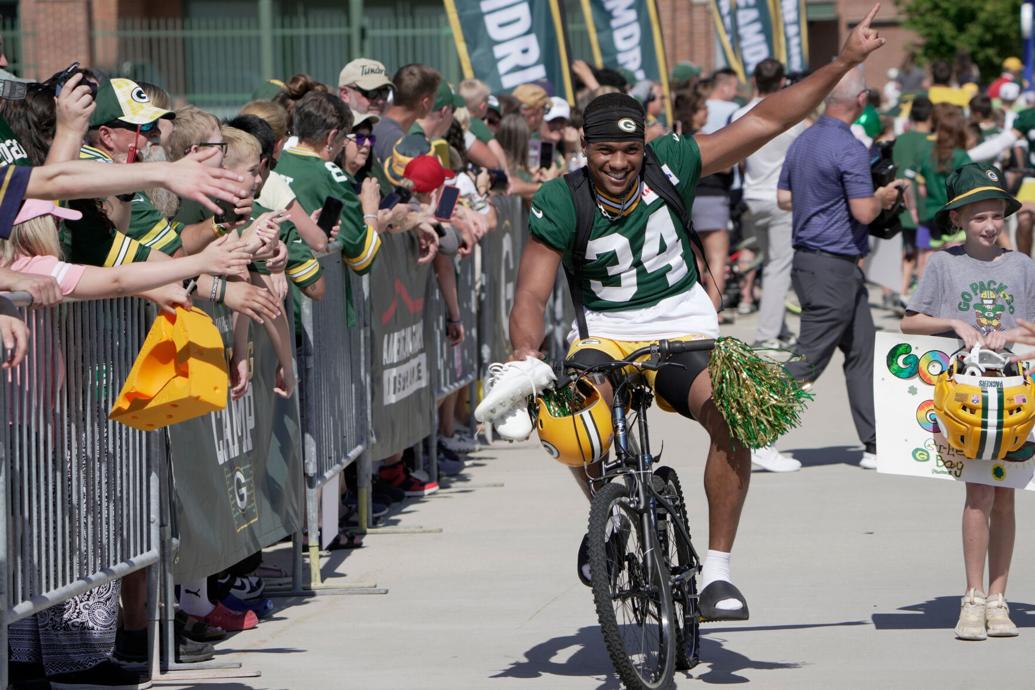 Photos: Packers continue tradition, ride bikes to training camp practice