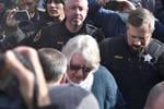 Susan Hughes am Freitag vom Kenosha County Courthouse eskortiert