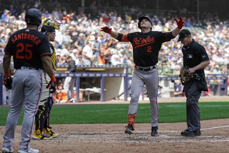 Bullpen helps Giants complete 2-game sweep of A's