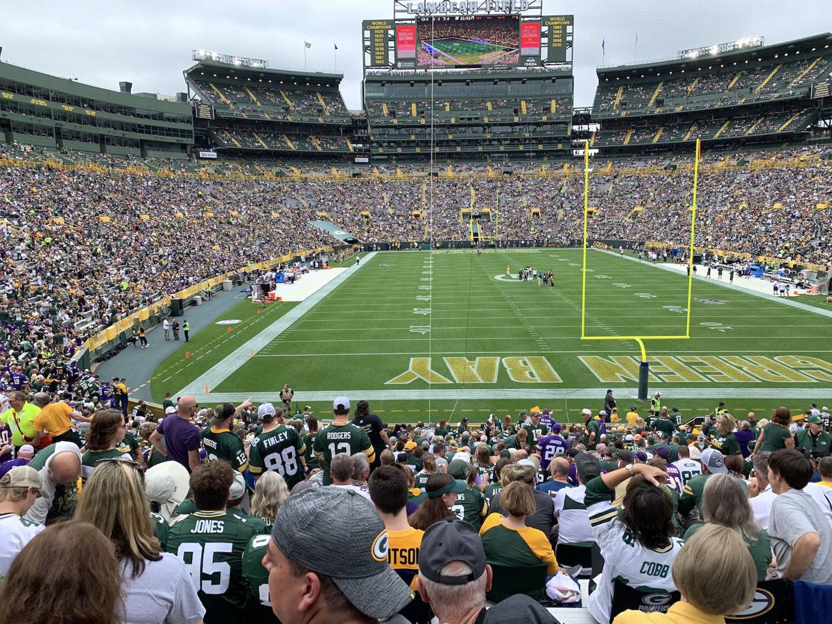 Packers-Seahawks getting snow at Lambeau Field