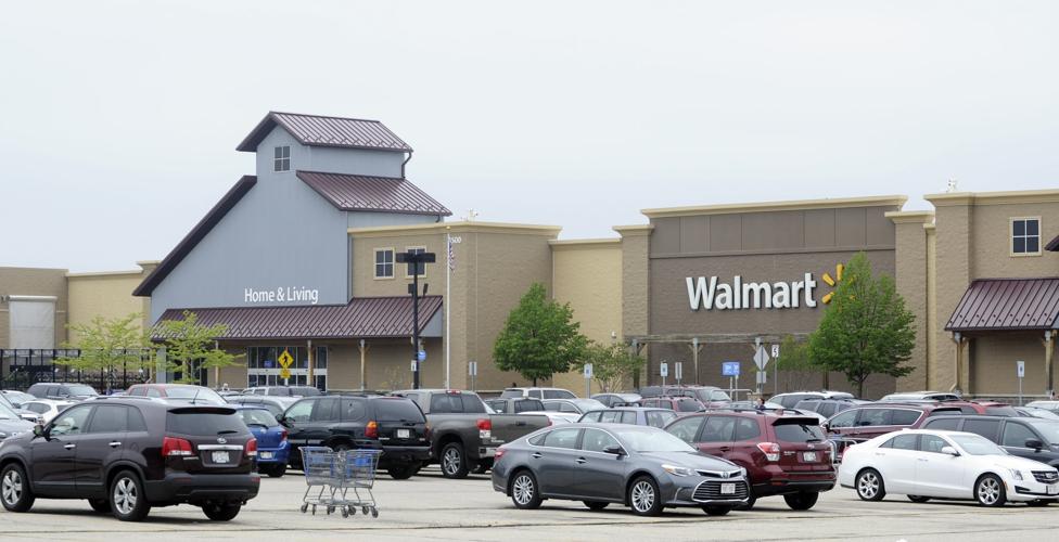 Walmart security struggles with shoplifter who flees store, eludes law enforcement pursuit into